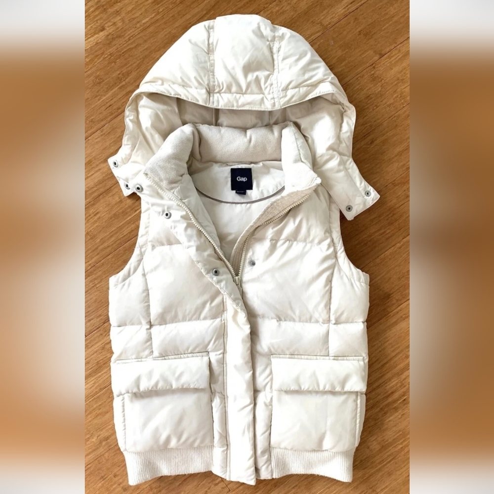 GAP Womens Ivory Puffer Vest